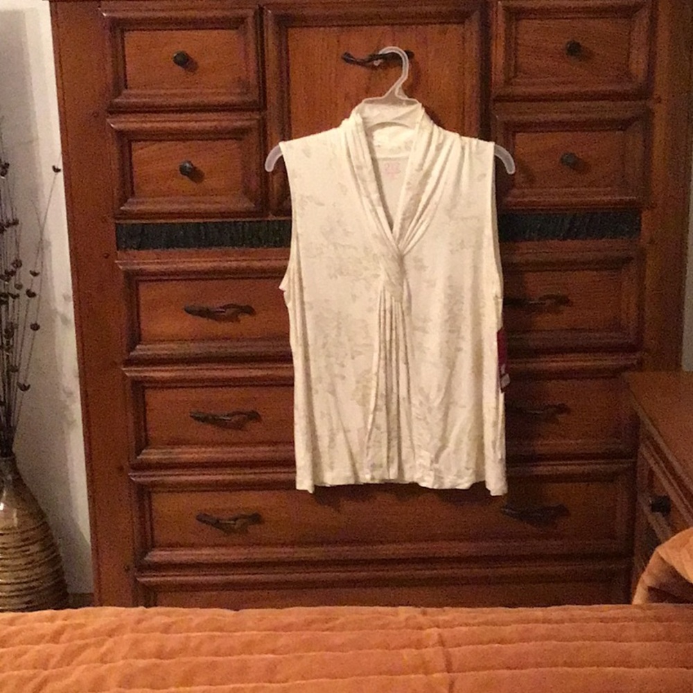 New women’s sleeveless extra large top from Kohl’s, 212 collection.